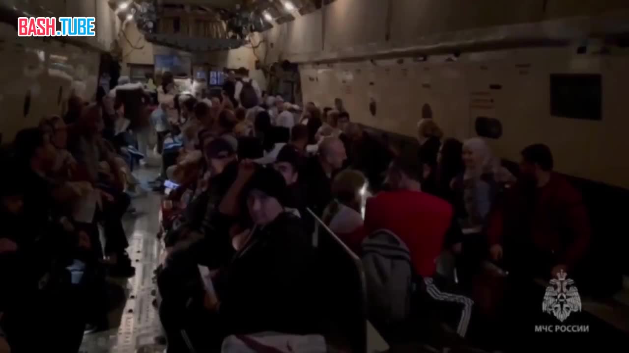  Кадры посадки на борт второй группы эвакуированных из сектора Газа россиян, которые вылетели из Египта в Москву