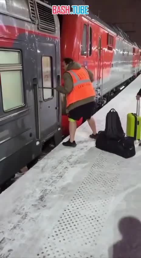 ⁣ Пассажиры поезда Москва-Нижний Новгород не могли попасть в свой вагон из-за замерзшей двери