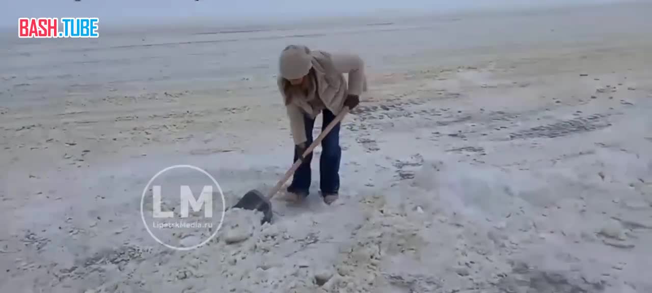  Мэр Липецка Евгения Уваркина на фоне аномальных снегопадов взялась за лопату и покидала снег на камеру