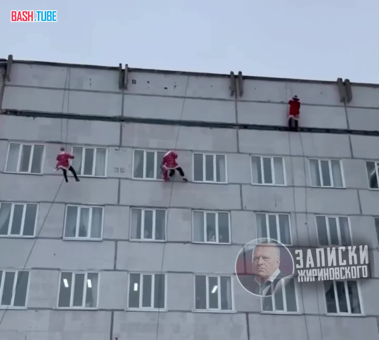 ⁣ Альпинисты в образе Дедов Морозов поздравили пациентов детской больницы в Ульяновске