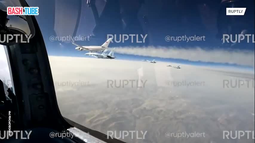  В Минобороны показали видео сопровождения борта Путина четырьмя истребителями Су-35С