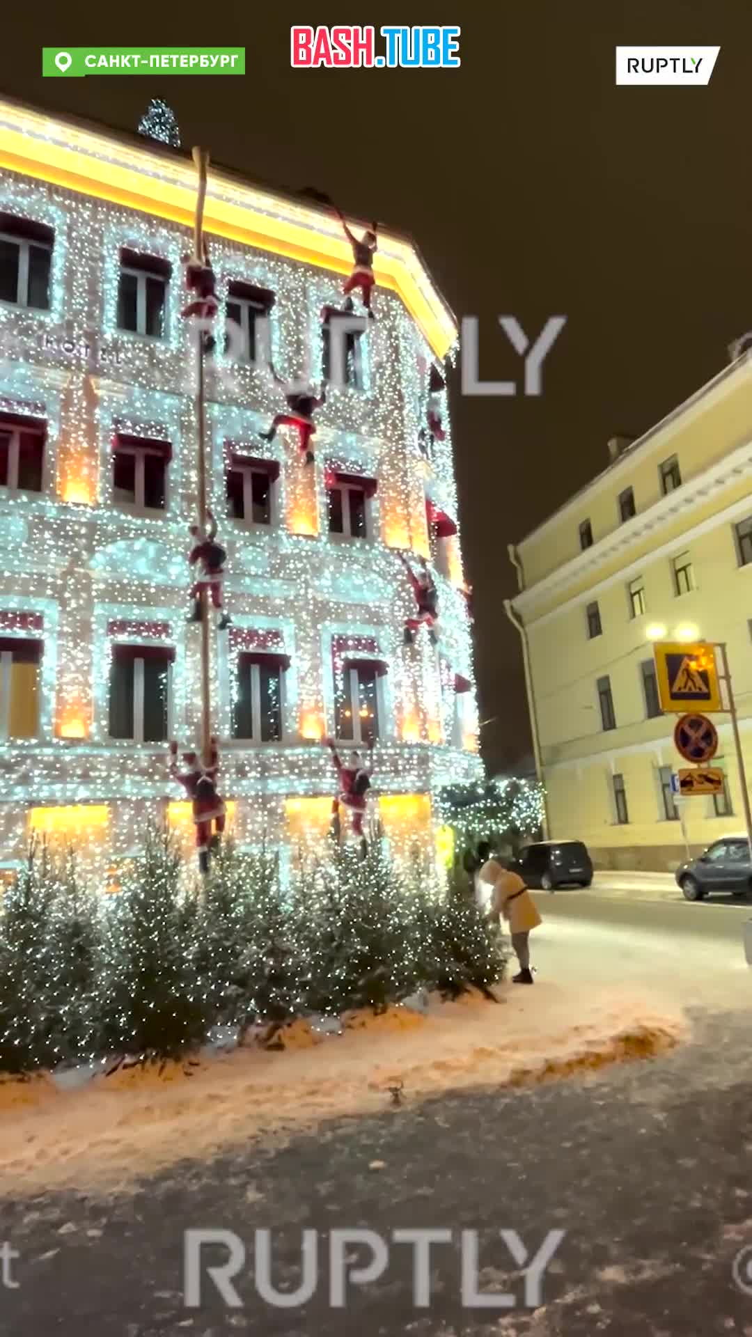  До Нового года осталось шесть дней: тем временем в Санкт-Петербурге Деды Морозы устроили массовое нашествие на местные здания