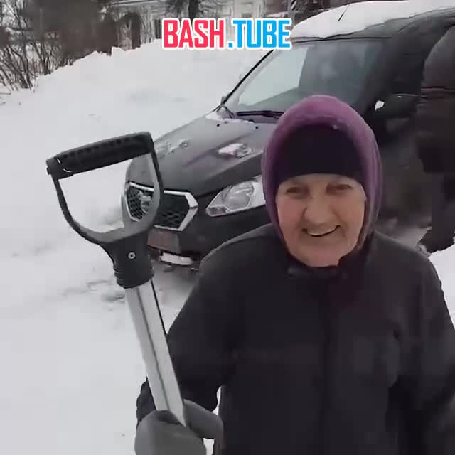 ⁣ 93-летняя бабушка чистит снег и заряжает своим примером соседей