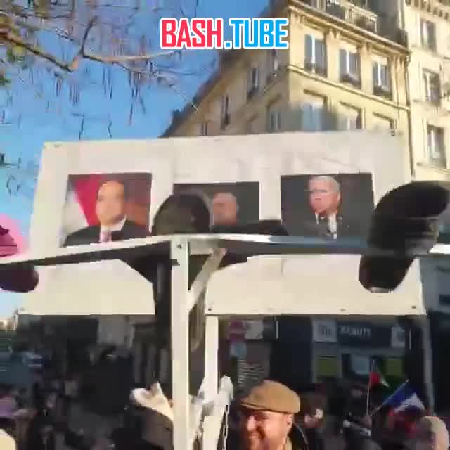  Французские протестующие подготовили креативный плакат на пропалестинскую демонстрацию в Париже