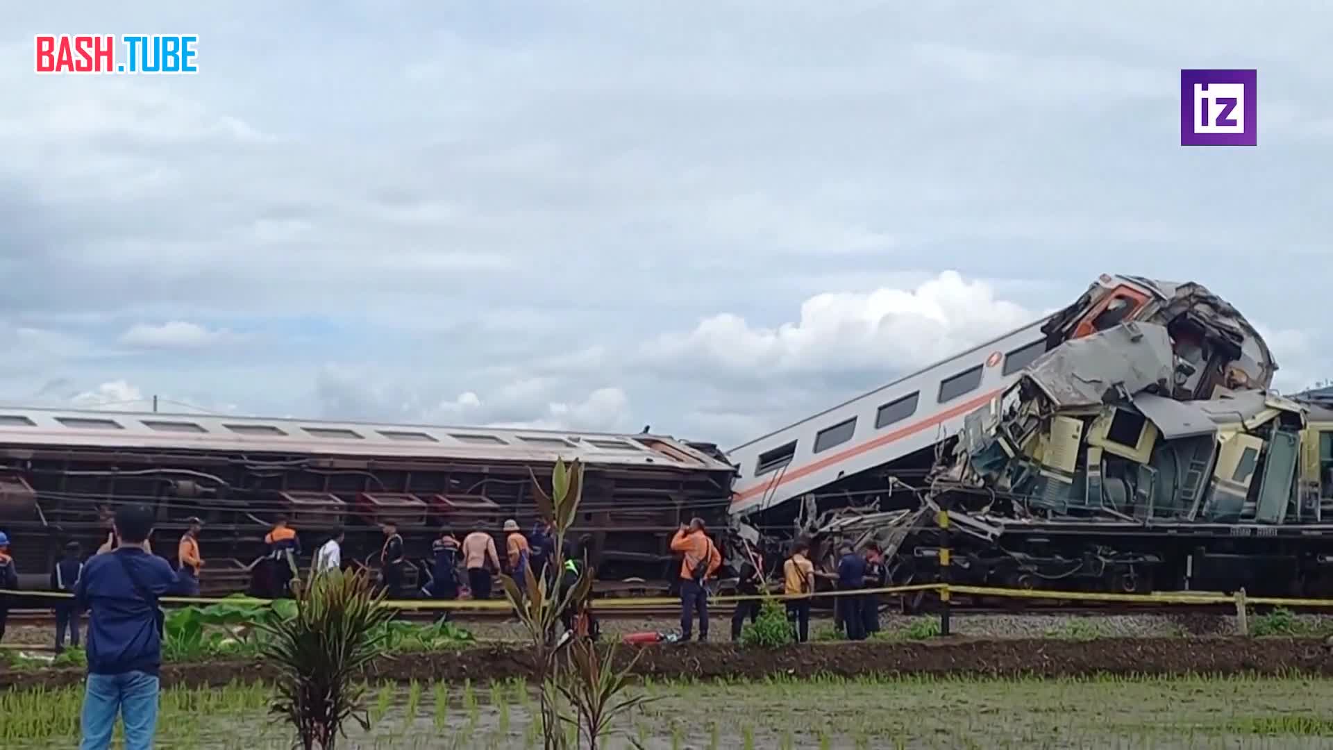  Два поезда столкнулись в Индонезии