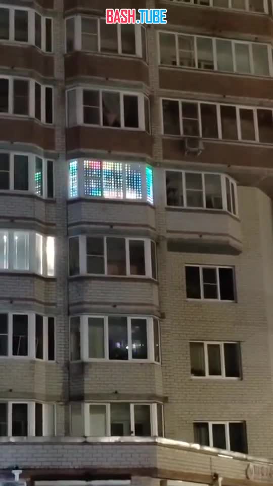 ⁣ Лозунг «Слава Украине!» вместо «С Новым годом!» появился на балконе в Великом Новгороде