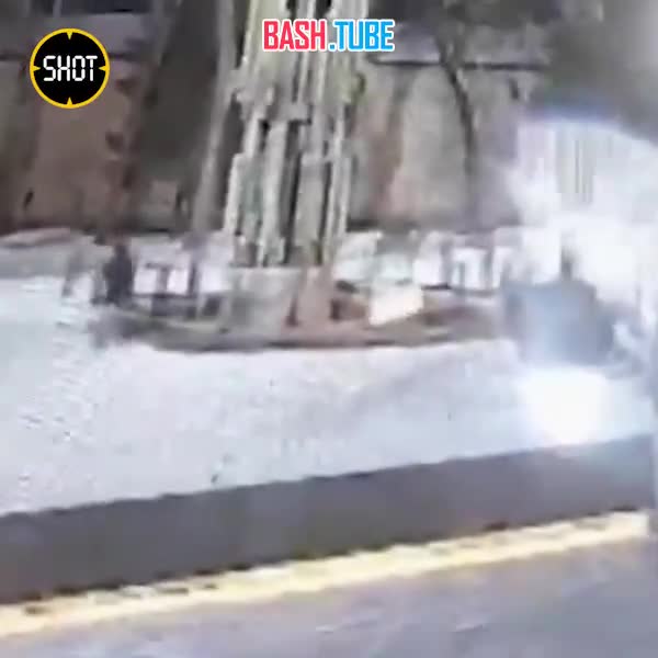 ⁣ В Пскове задержали трëх подростков, затушивших снегом Вечный огонь на площади Победы