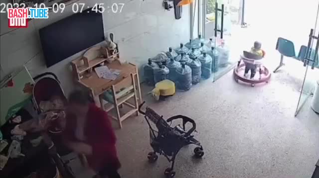 ⁣ В Китае годовалый ребенок сбежал из дома на ходунках