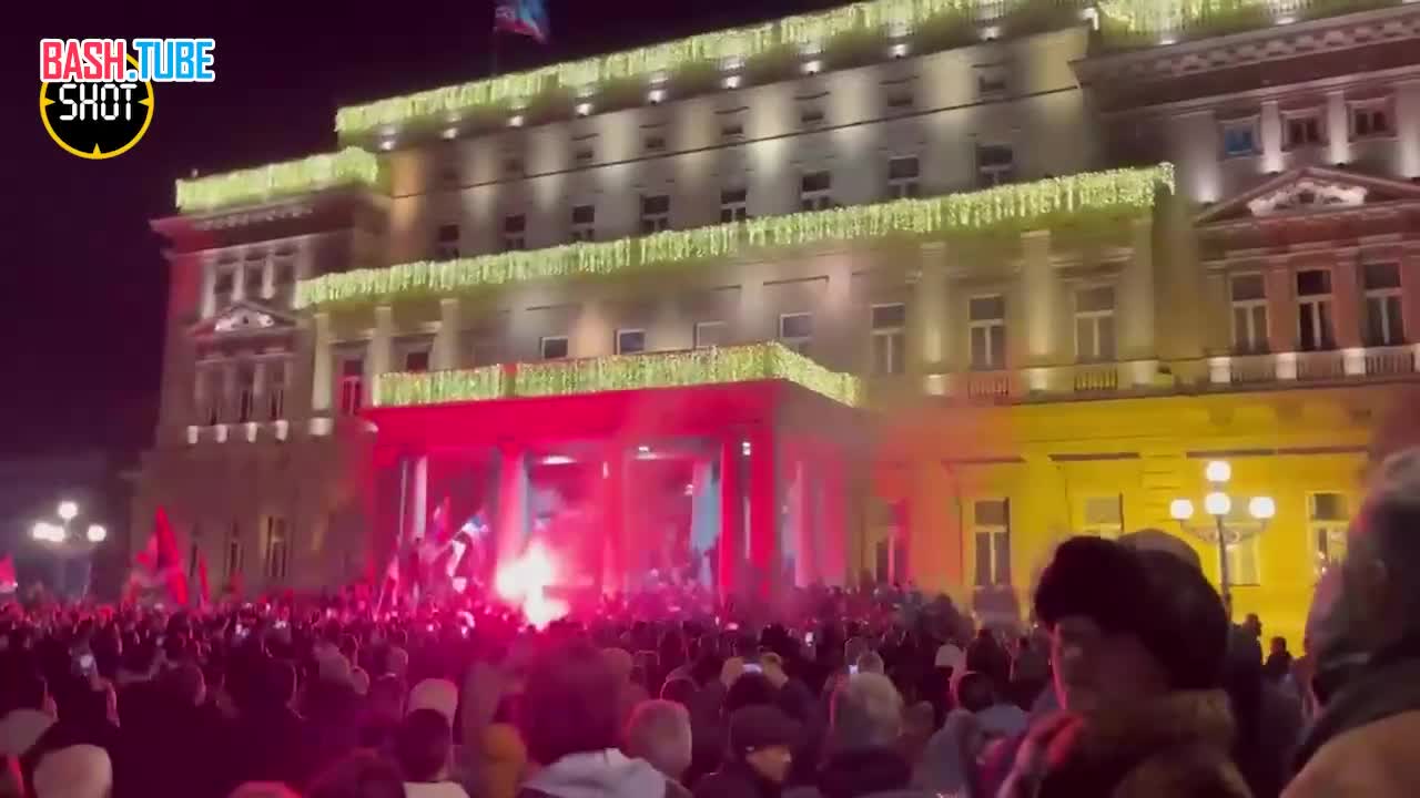 ⁣ В Белграде протестующие пытаются ворваться в здание городской администрации