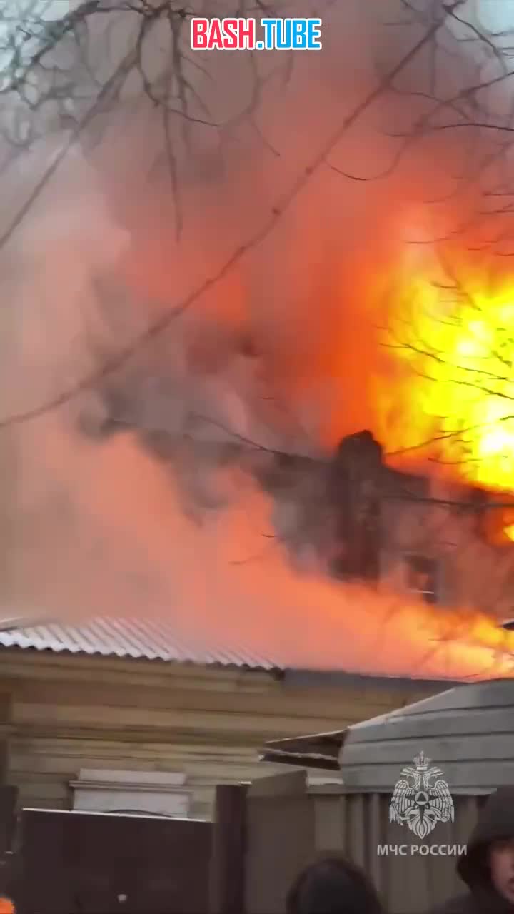 ⁣ Пожарные спасли загоревшийся дом начала XVIII века в Иркутске