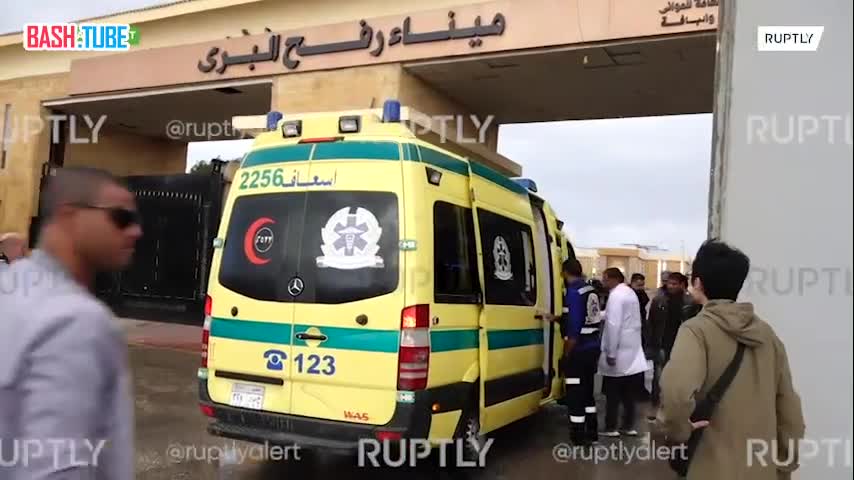 ⁣ Погибших в больницах Египта палестинцев перевозят обратно в сектор Газа для того, чтобы похоронить их на родине