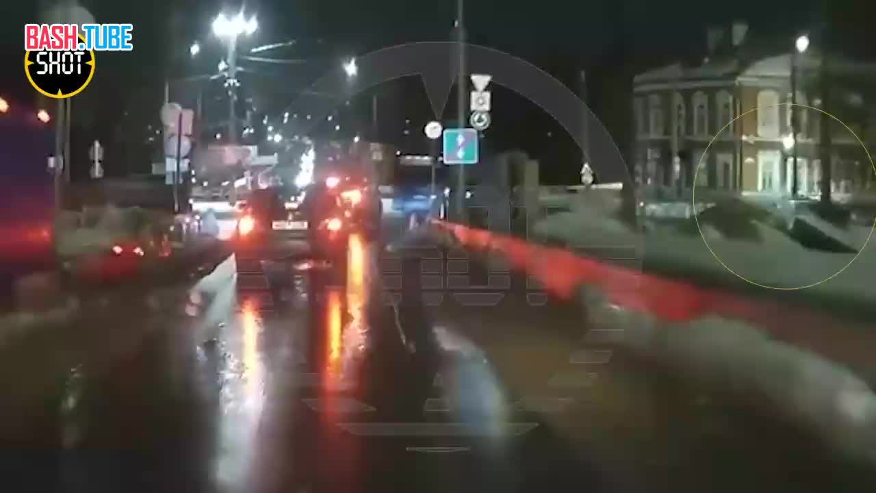 ⁣ Момент жëсткого ДТП в Рыбинске: легковушка на огромной скорости протаранила автобус и застряла в нëм