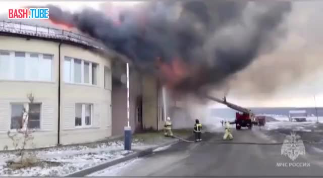 ⁣ Крупный пожар под Екатеринбургом - на Пермском тракте загорелась гостиница «Дружинино»