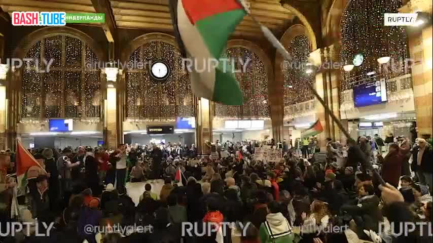 ⁣ Сотни человек собрались на центральном вокзале Амстердама, требуя немедленного прекращения огня в секторе Газа