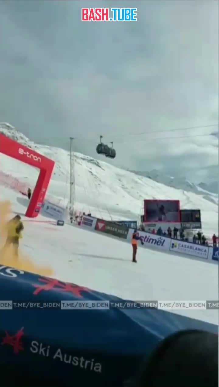 ⁣ Экоактивисты распылили краску на снежную трассу во время Кубка мира по горнолыжному спорту в Австрии