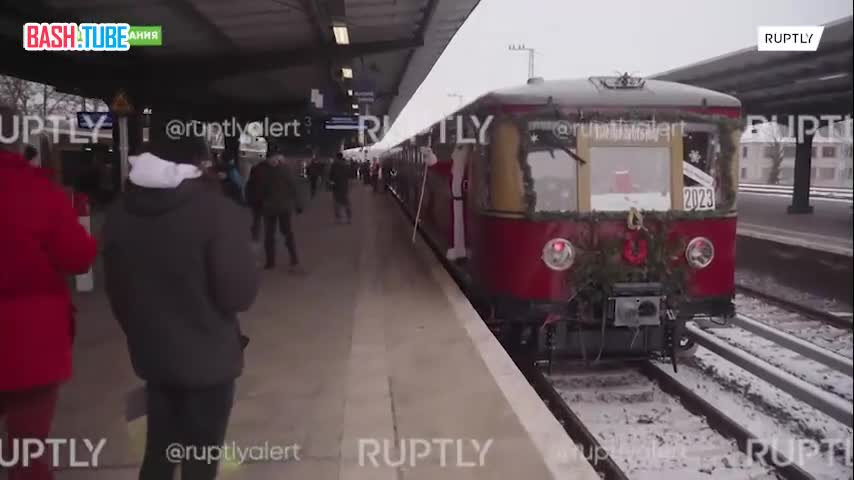  Винтажный поезд, украшенный в рождественском стиле, курсирует по берлинскому метро