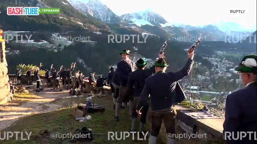  Жители баварской деревни Берхтесгаден, стреляя в воздух, готовятся к наступлению Рождества