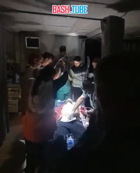 ⁣ Красный полумесяц опубликовал кадры проведения операции в больнице «Аль-Кудс» в Газе во время отключения энергии