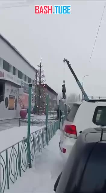 ⁣ Креативный метод украсить городскую елку придумали в Якутии