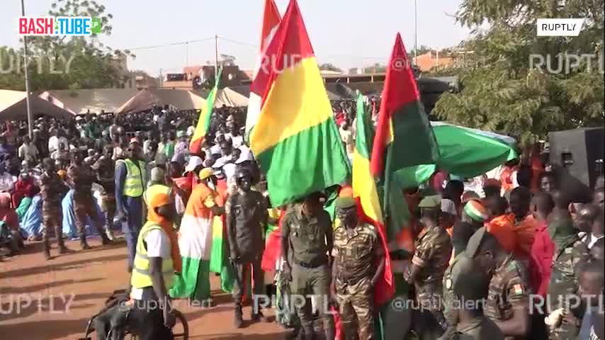  Тысячи жителей Нигера отпраздновали вывод французских войск из страны