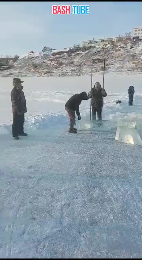  В якутском Покровске семьям бойцов СВО заготовили на зиму питьевой лёд