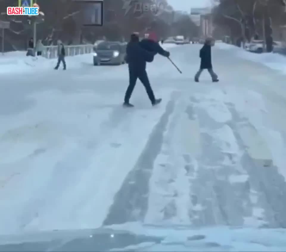  Москвич перенёс пенсионерку через дорогу в ЮВАО