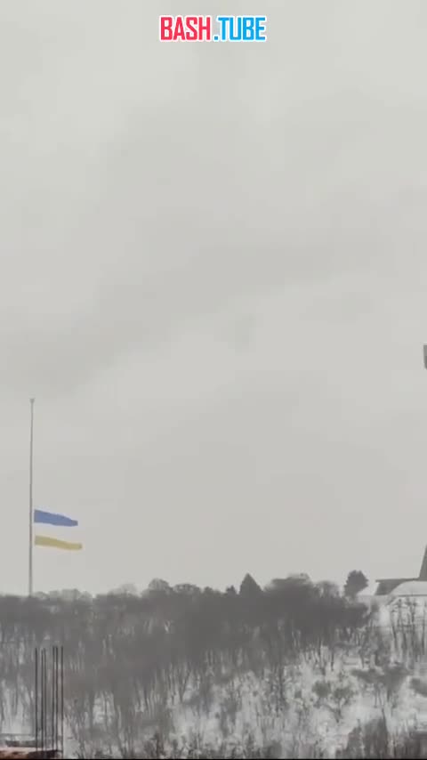  Порвать украинский флаг: самый большой флаг Украины не смог пережить встречу с сильной бурей в Киеве