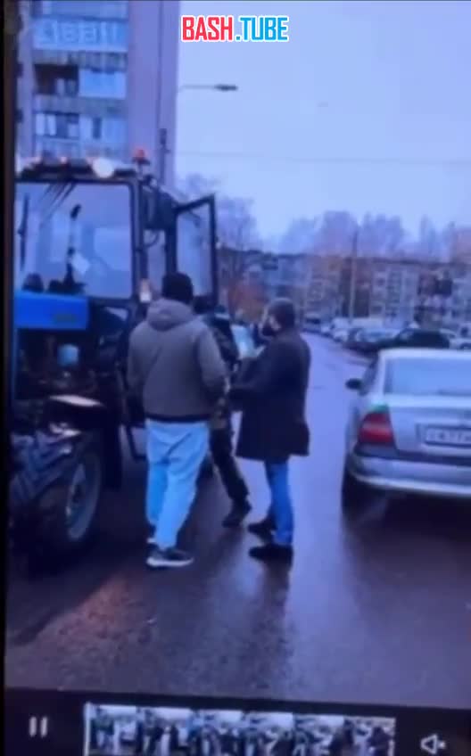  Вооружённые абу-бандиты напали на синий трактор на севере Петербурга