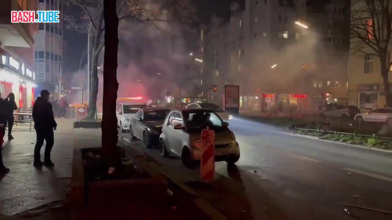 ⁣ В новогоднюю ночь в Берлине произошли беспорядки, в результате которых ранены 15 полицейских, более 230 человек задержаны