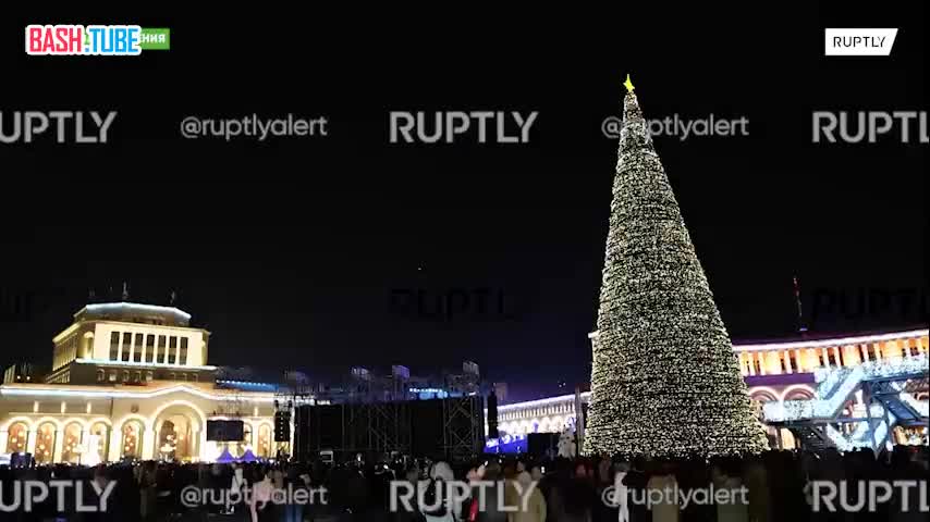 ⁣ Огни главной новогодней елки Армении зажгли в Ереване