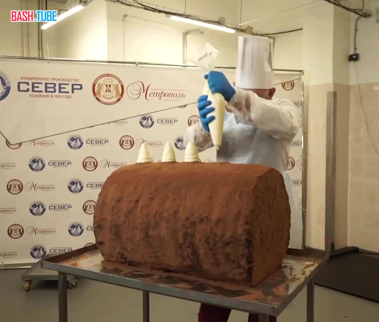 ⁣ Гигантское пирожное «Картошка» весом 123кг приготовили в Санкт-Петербурге, чтобы попасть в Книгу рекордов Гиннесса