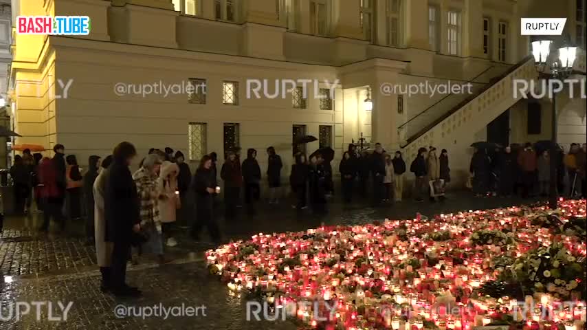 ⁣ Жители Праги продолжают приносить цветы и свечи в память о погибших в результате стрельбы в Карловом университете