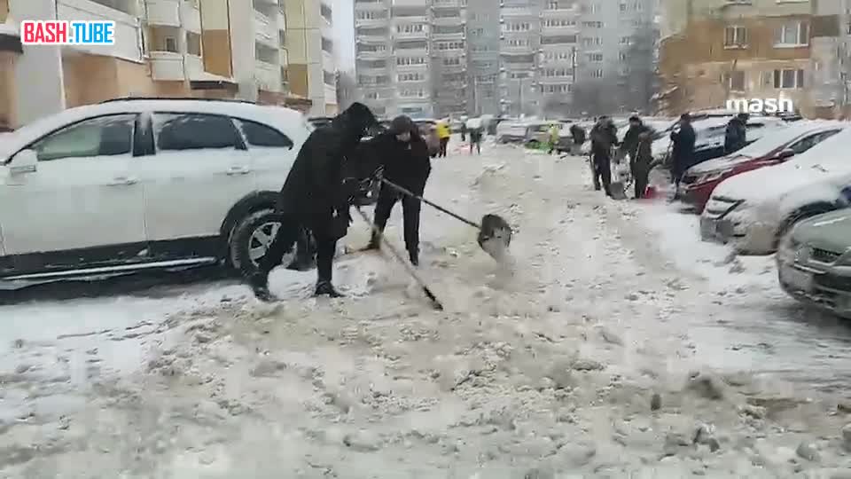 ⁣ Из-за сильного снегопада москвичи начали устраивать зимние субботники во дворах