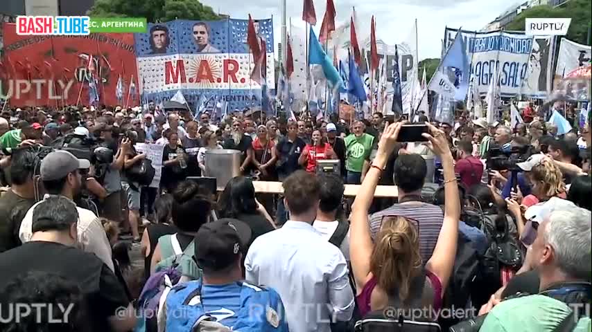  Тысячи аргентинцев вышли на демонстрацию против реформ нового президента Хавьера Милея