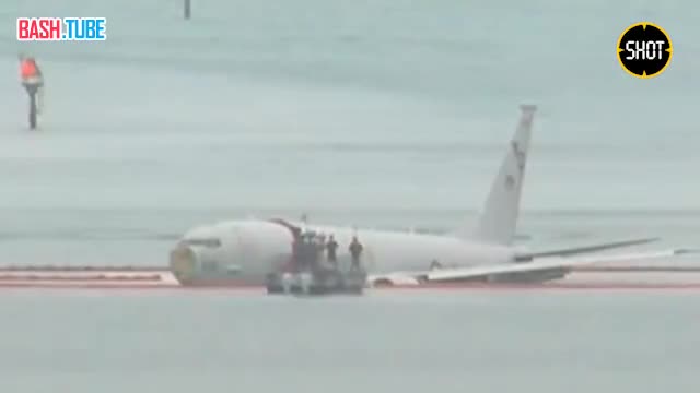 ⁣ Американский военный разведывательно-патрульный самолёт рухнул в залив Канеохе на Гавайях