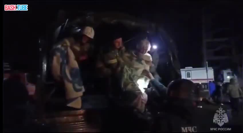 ⁣ Спасатели МЧС России помогают жителям Евпатории в условиях шторма