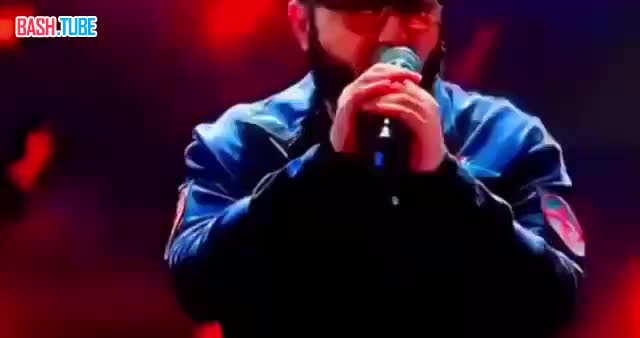  Украинский рэпер Аким Апачев исполнил песню «Пливе кача» на украинском языке в новогоднем эфире Первого канала