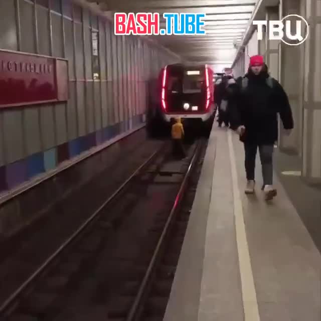 ⁣ Женщина упала на пути в московском метро и чуть не погибла