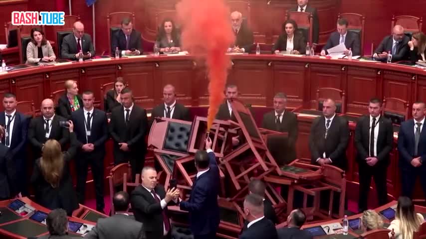 ⁣ Оппозиция в парламенте устроила протест с помощью дымовых шашек в попытке помешать палате голосовать по бюджету на 2024 год