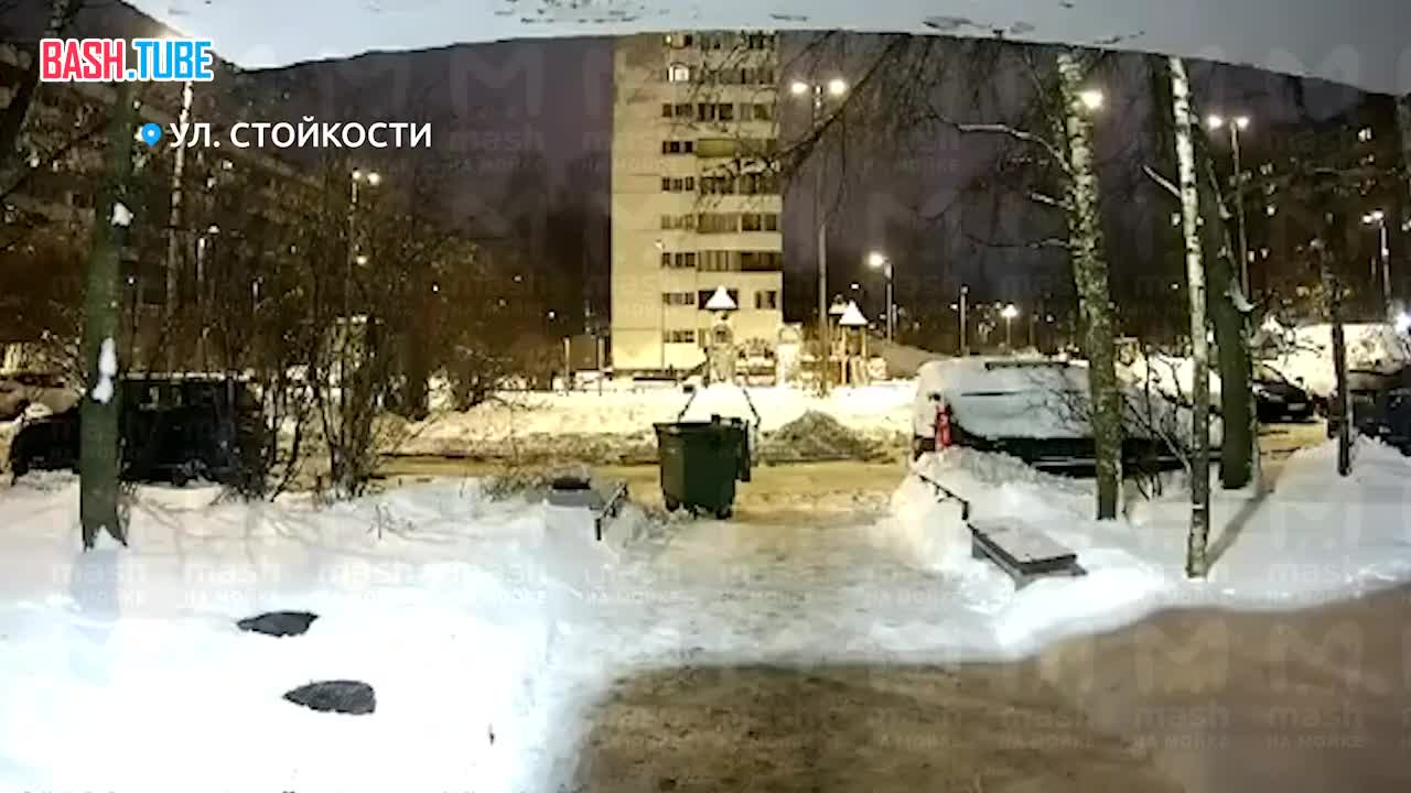 ⁣ Жуткие кадры из Петербурга: рабочий сорвался с девятиэтажки.