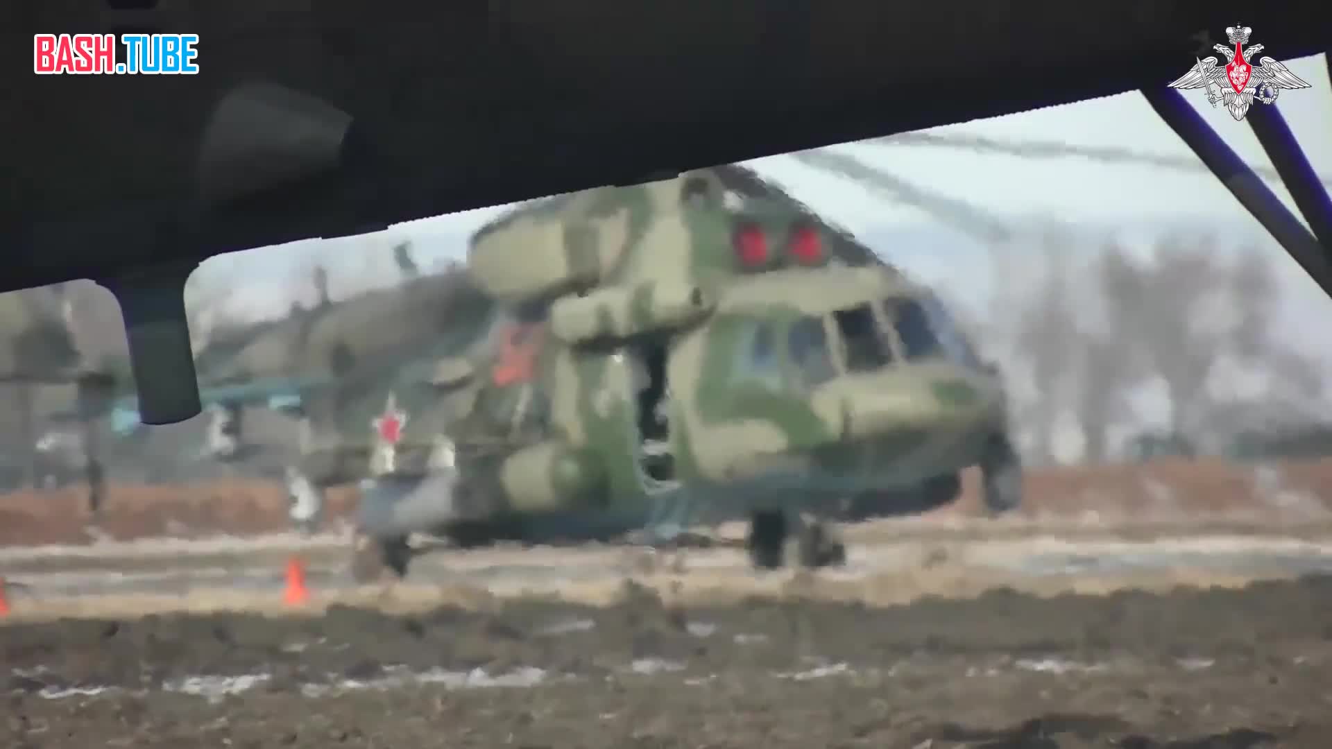 ⁣ Экипажи вертолетов армейской авиации наносят удары по опорным пунктам и живой силе противника на Купянском направлении