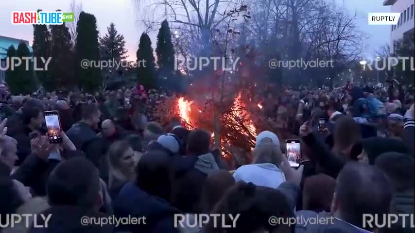 ⁣ Православные сербы отметили Рождество полуночной мессой и зажжением костра перед храмом Святого Саввы в Белграде