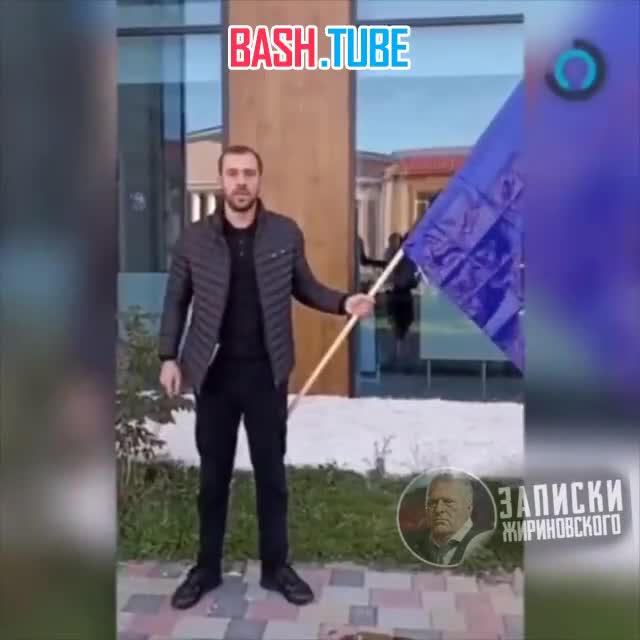  В знак протеста против преследования активиста, который публично сжег флаг ЕС, люди начали сжигать флаги ЕС