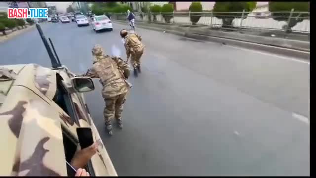  Талибан патрулирует улицы на роликах - да, прямо с автоматами