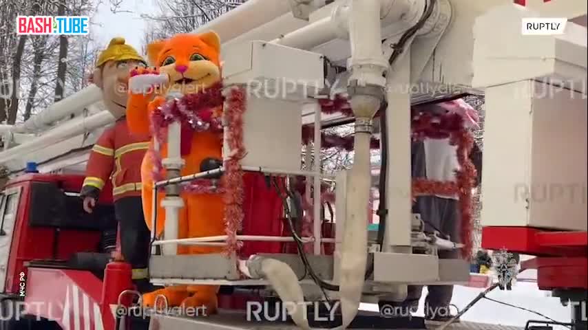 ⁣ Калужские пожарные устроили новогодний сюрприз для детей из городской больницы