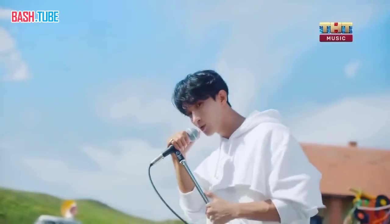  Канал ТНТ Music обесцветил радугу в клипе корейской группы, чтобы не попасть на штраф о пропаганде ЛГБТ