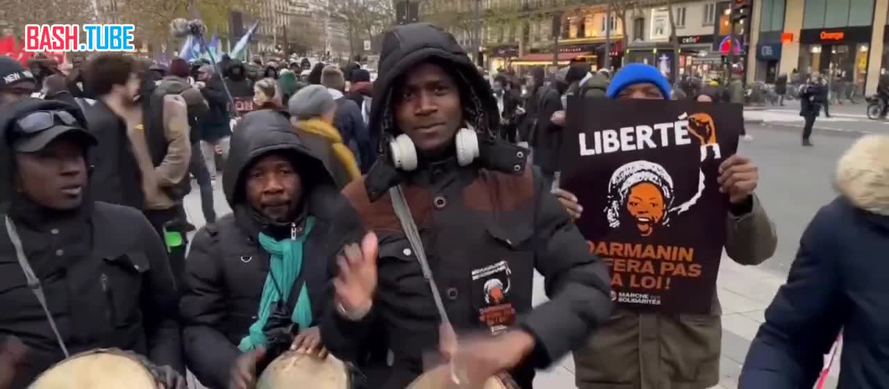 ⁣ В Париже прошла акция против жесткого закона по контролю за миграцией