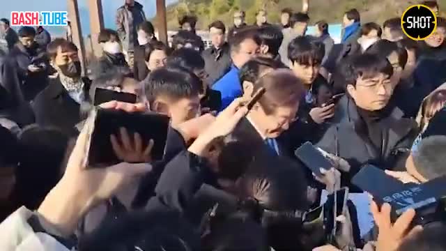 ⁣ Неизвестный ударил ножом в шею лидера оппозиционной партии Ли Чжэмёна в городе Пусан