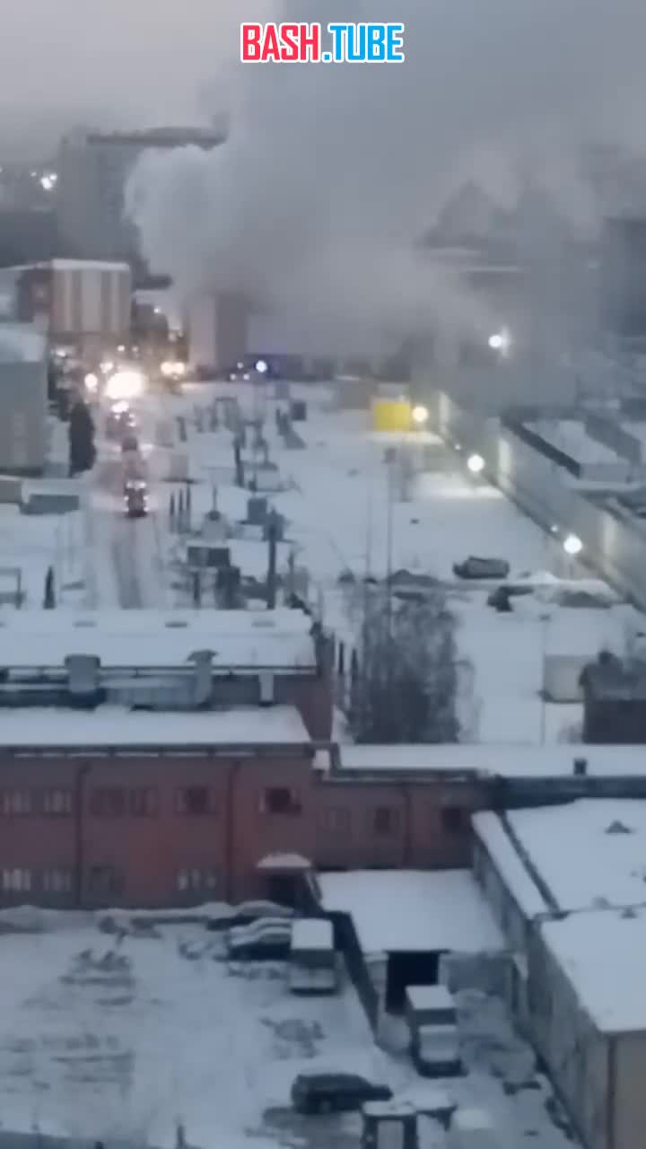 ⁣ Трансформаторная подстанция загорелась в Москве, десятки домов остались без света и отопления в -25 градусов