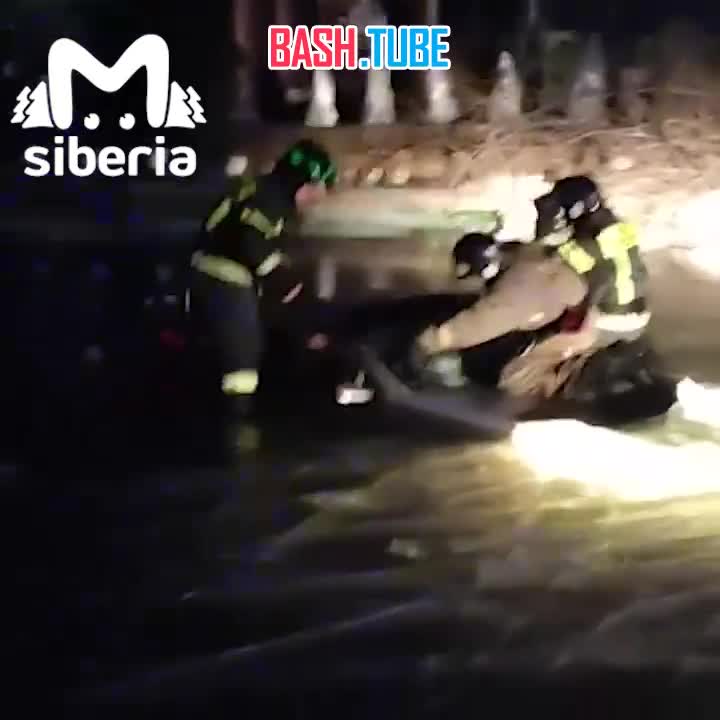 ⁣ Женщина-курьер провалилась под лёд в новосибирском микрорайоне «Шлюз»